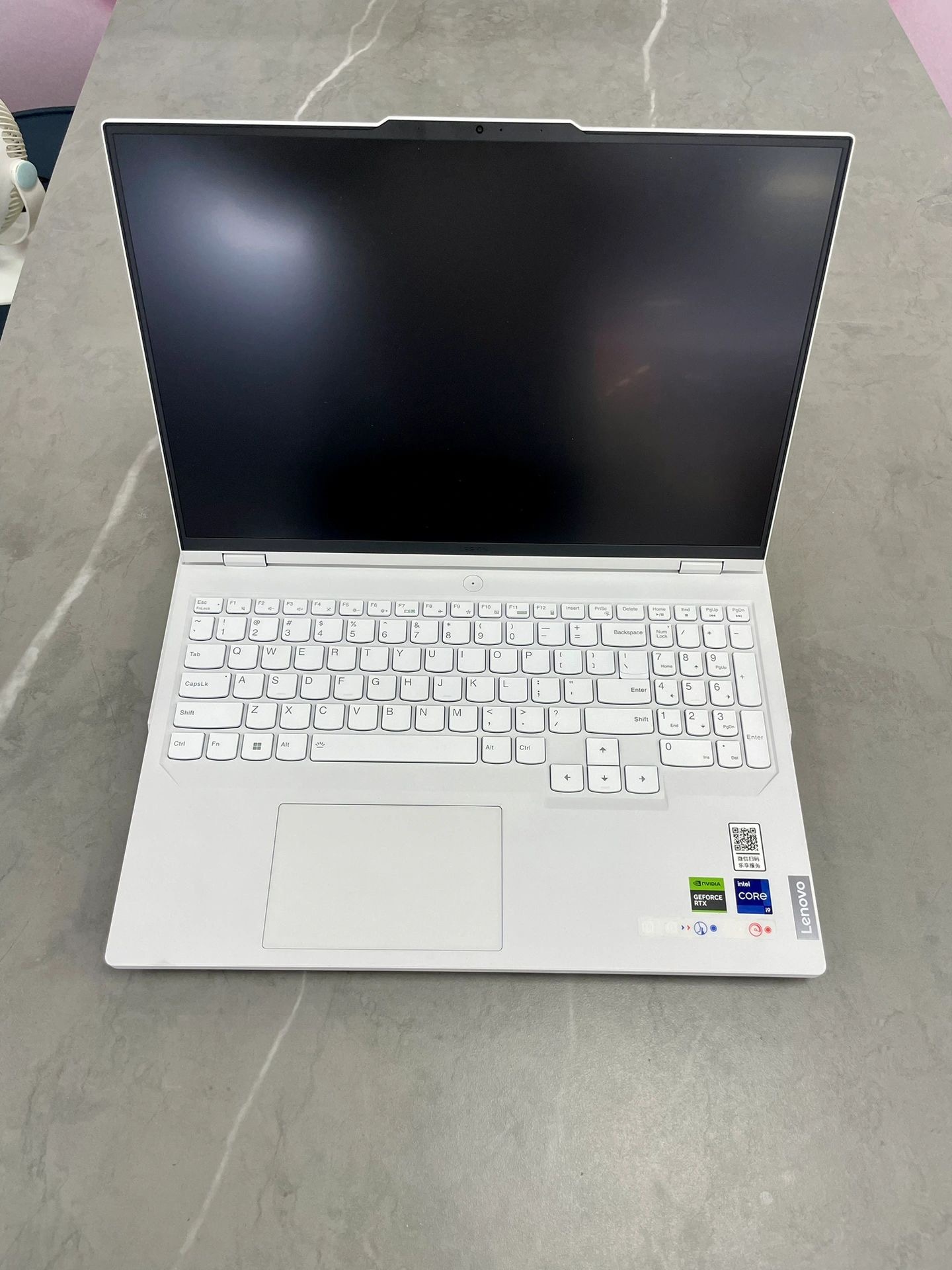 如果我拿出Y9000p冰魄白 阁下如何应对 电子产品还像是白色的都比同配置的产品