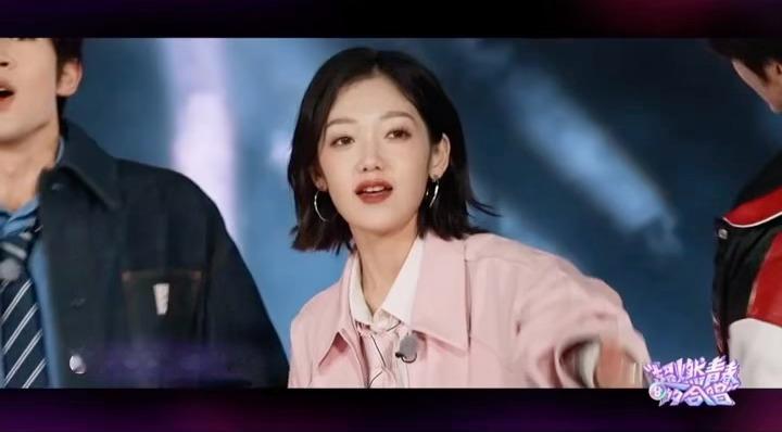 超燃青春的合唱主题曲WeYoung 这个希林娜依高表现好突出啊‼️MV第一个比心