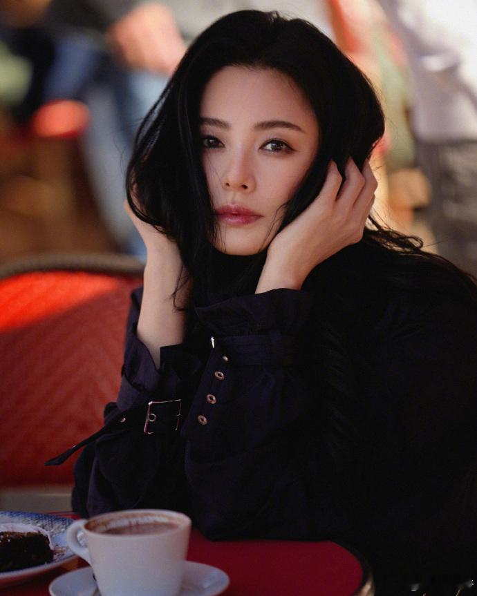 张雨绮黑色风衣女神级别 我的女神姐姐真的是又给我带来与众不同的美丽，张雨绮有古早