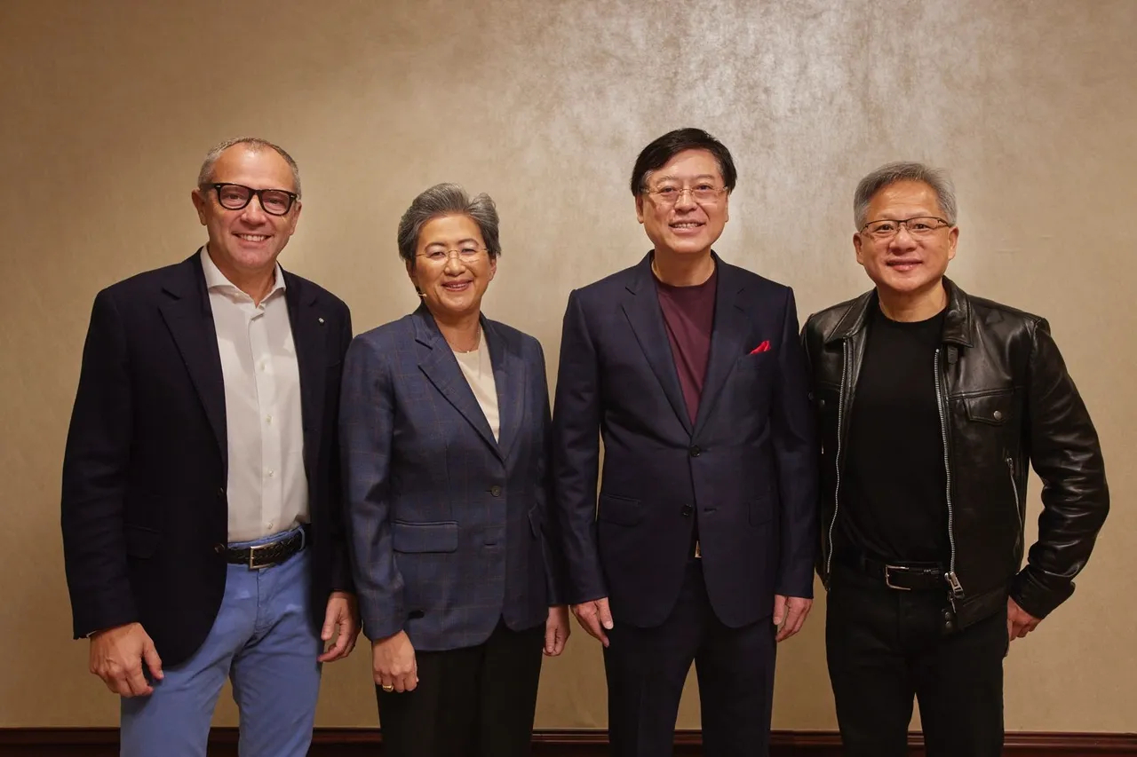 左数第二个是黄仁勋的“表外甥女”，叫苏姿丰。两人是台南罗氏家族的远亲，黄仁勋的母