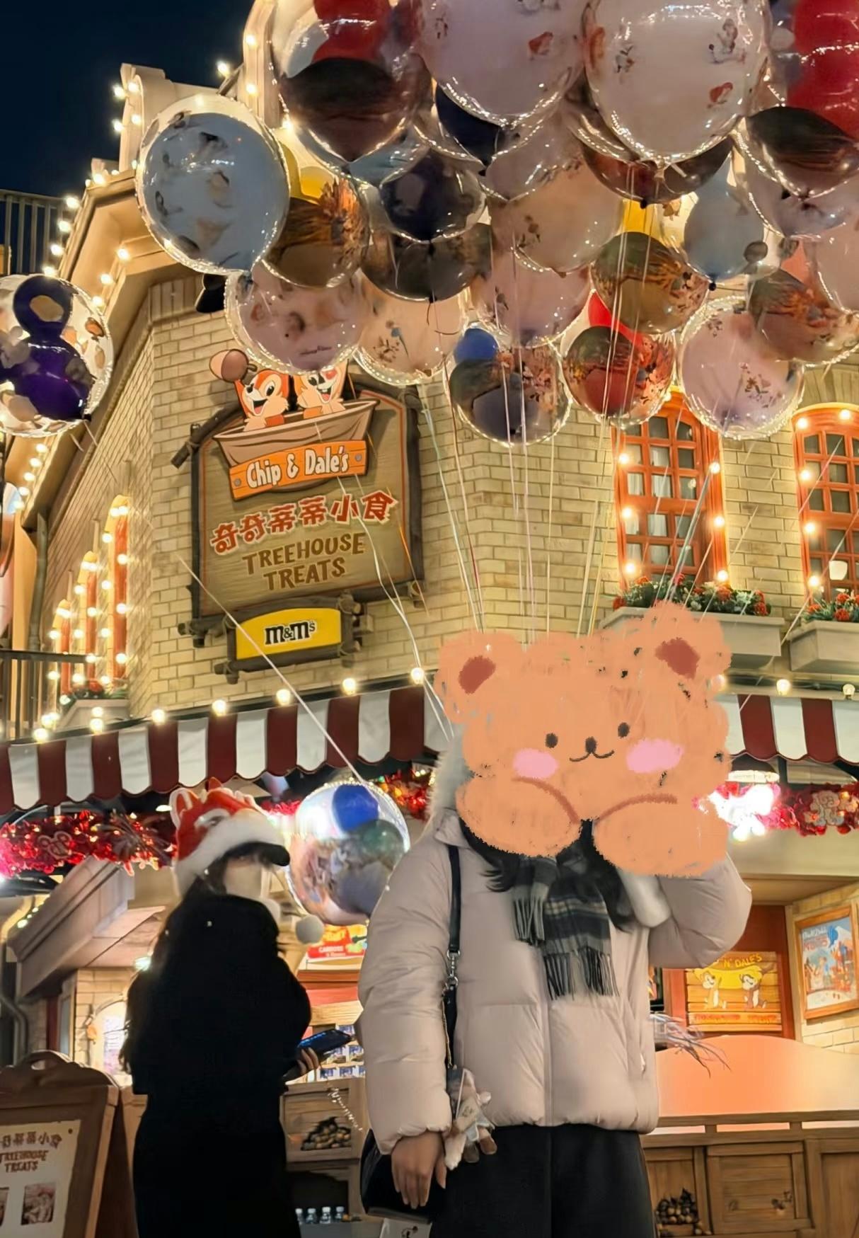 angelababy给路人拍照让位网友迪士尼照片里的angelababy 我不羡