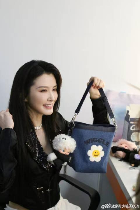 徐洁儿回应没有人亮灯 初舞台没人亮灯真的太意难平，但徐洁儿的回应真的圈粉无数。温