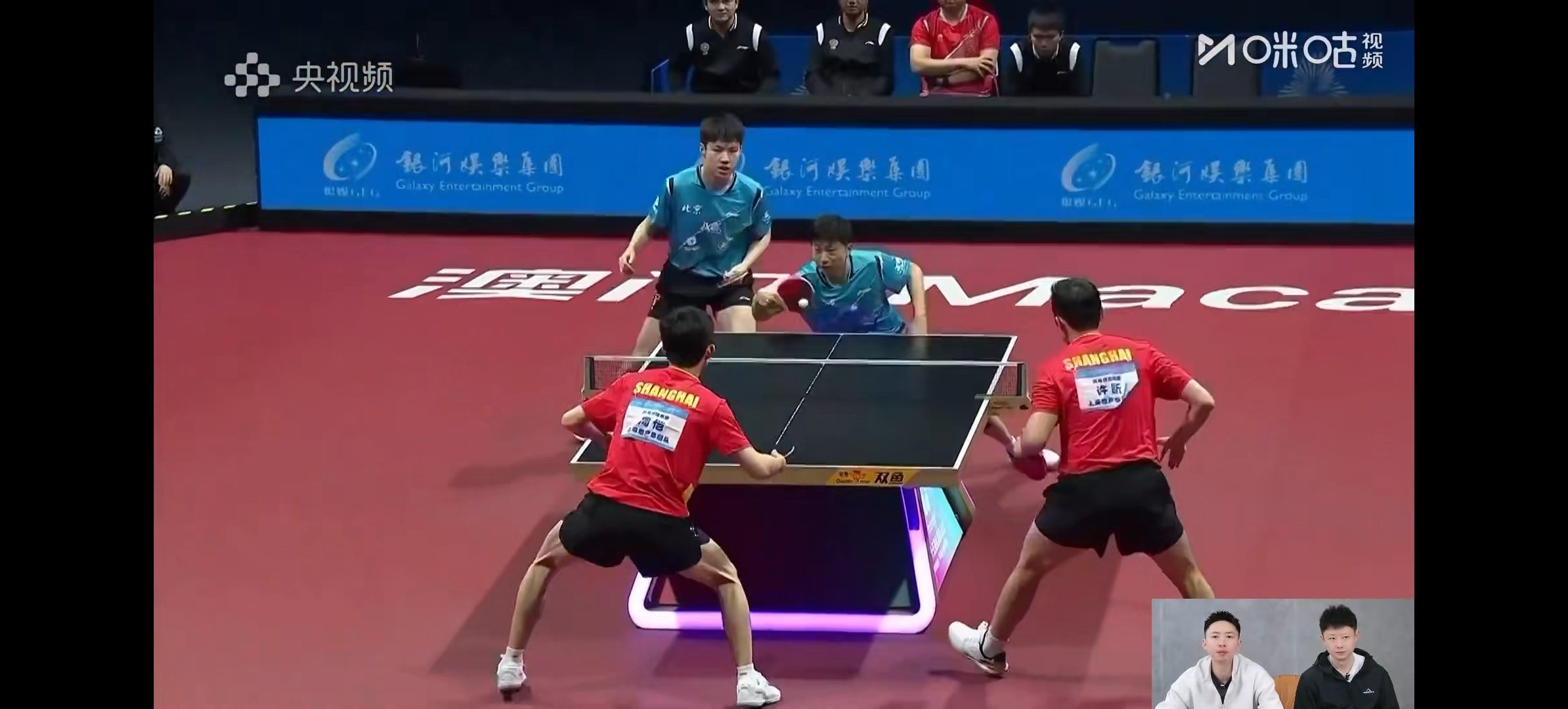 还在学习如何看一场乒乓球比赛～解说：翻挑这项技术，现在在我们能看到的直播里，只有