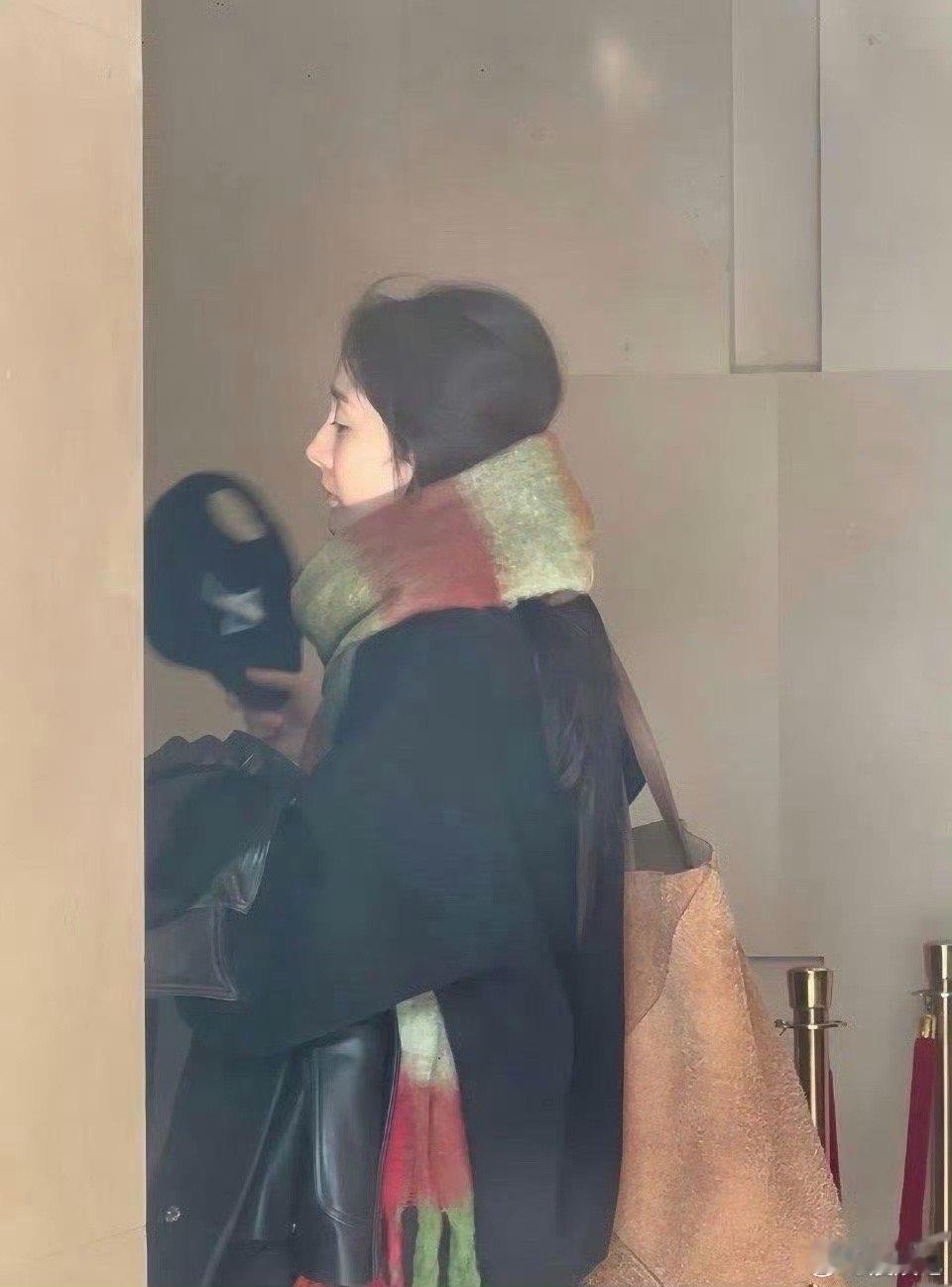习惯了杨幂的浓妆，偶尔看到她素颜，没想到有种不一样的美  