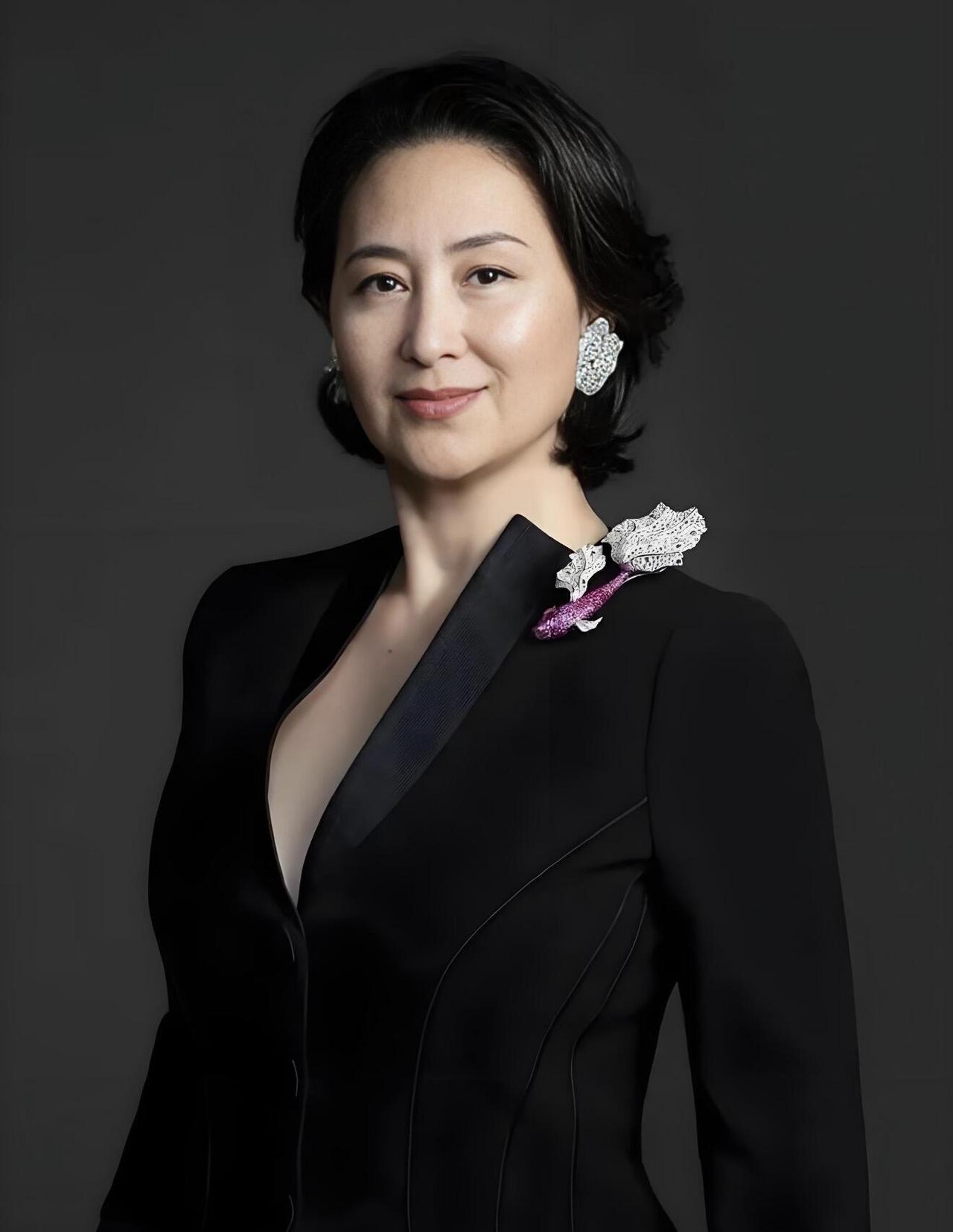 从那一副念念不忘的珍珠耳环，到一段港媒口中“体面绯闻”，何超琼的情感变迁，是一场