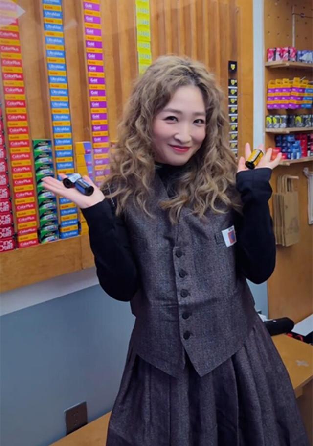 卷发的刘诗雯你见过吗？

近日，刘诗雯现身北京，与马龙一起做活动，赶上北方的第一