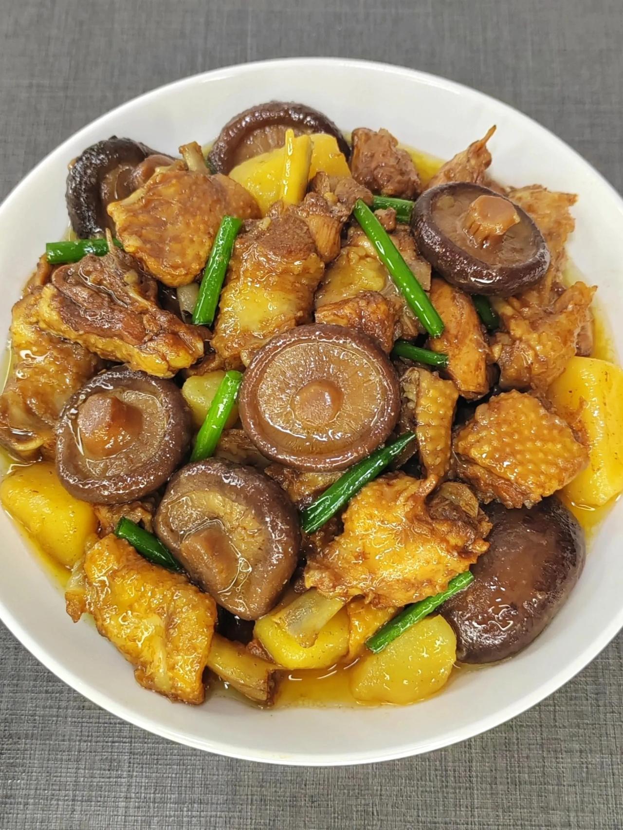 讲真的，香菇土豆炖鸡这样做好吃
香菇土豆炖鸡块，试试这样做，软嫩入味，汤汁浓郁。