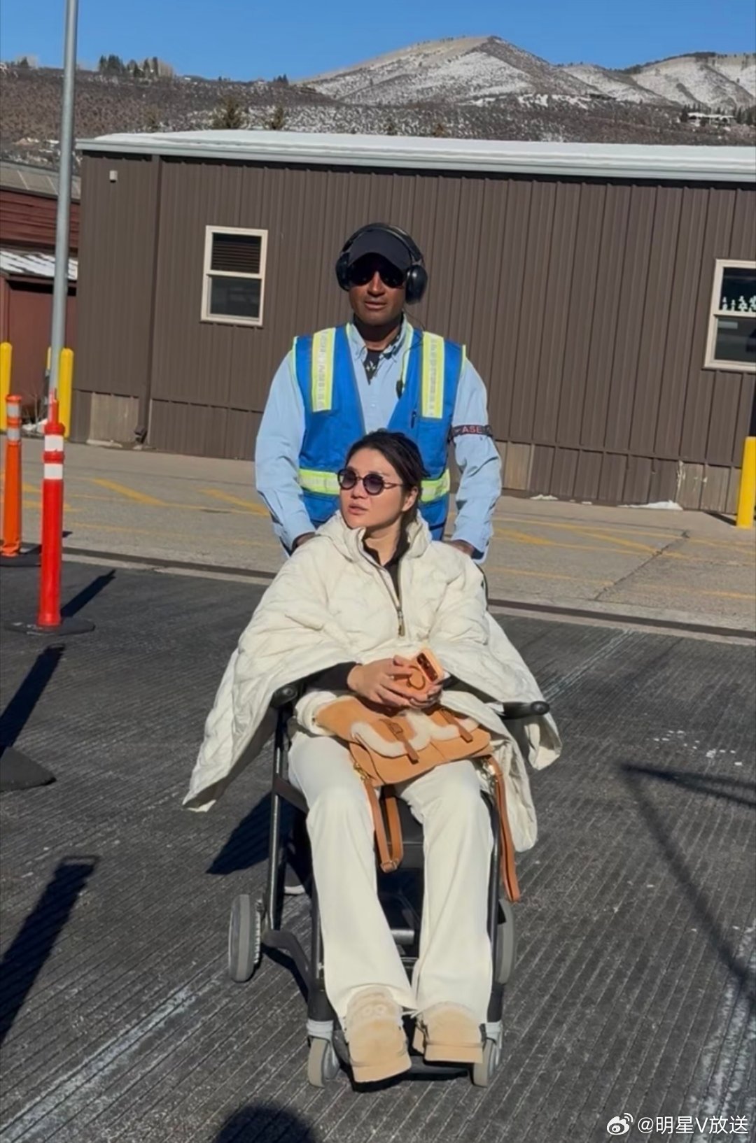 杨天真腿伤还没好又滑倒了 雪场那次重伤才过去没多久，杨天真又二次滑倒了，听着就替