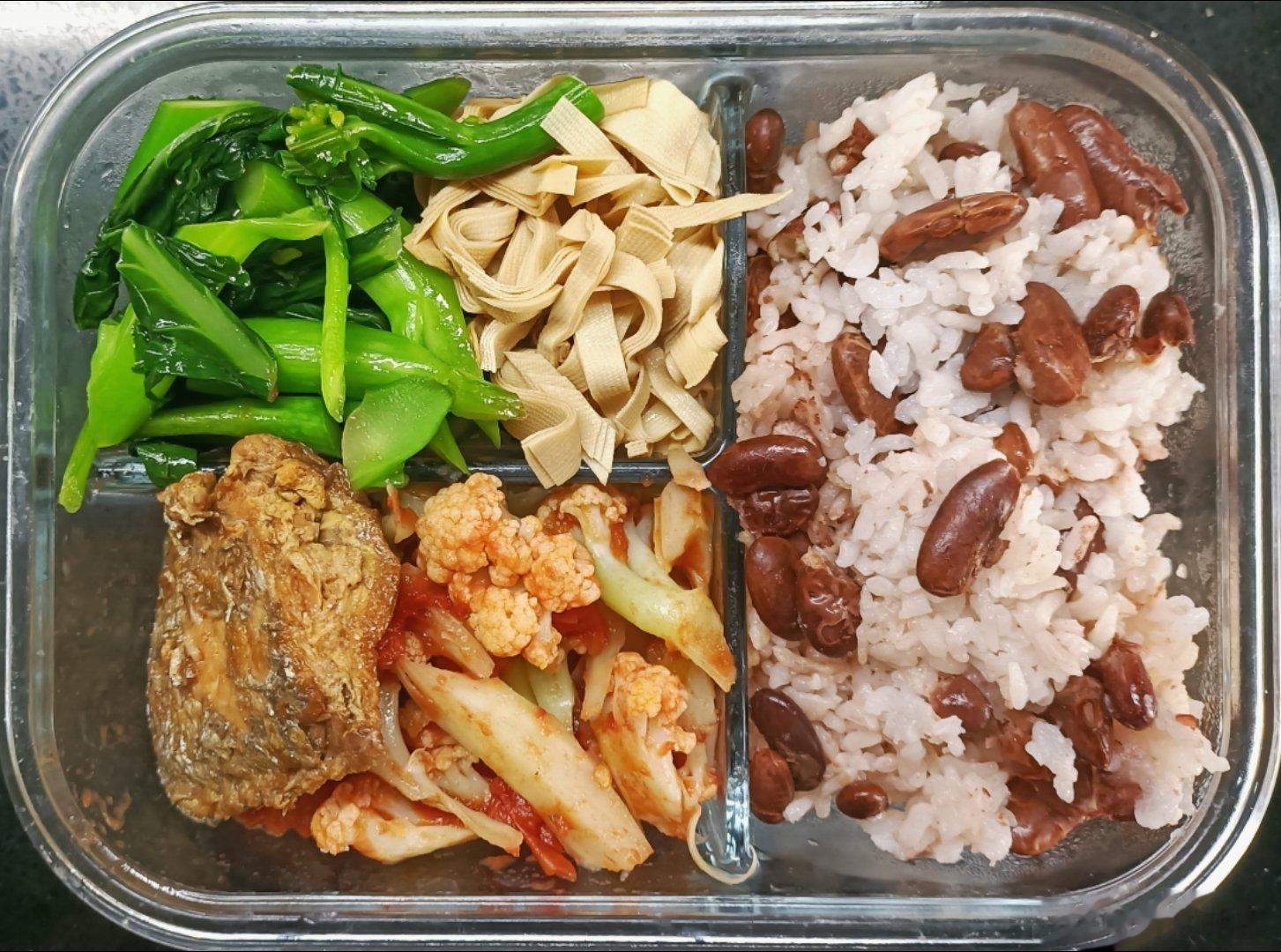 #儿子的午餐##养生新风尚# 红芸豆米饭，番茄菜花，蒜蓉芥蓝，焯拌豆腐皮，一块烧