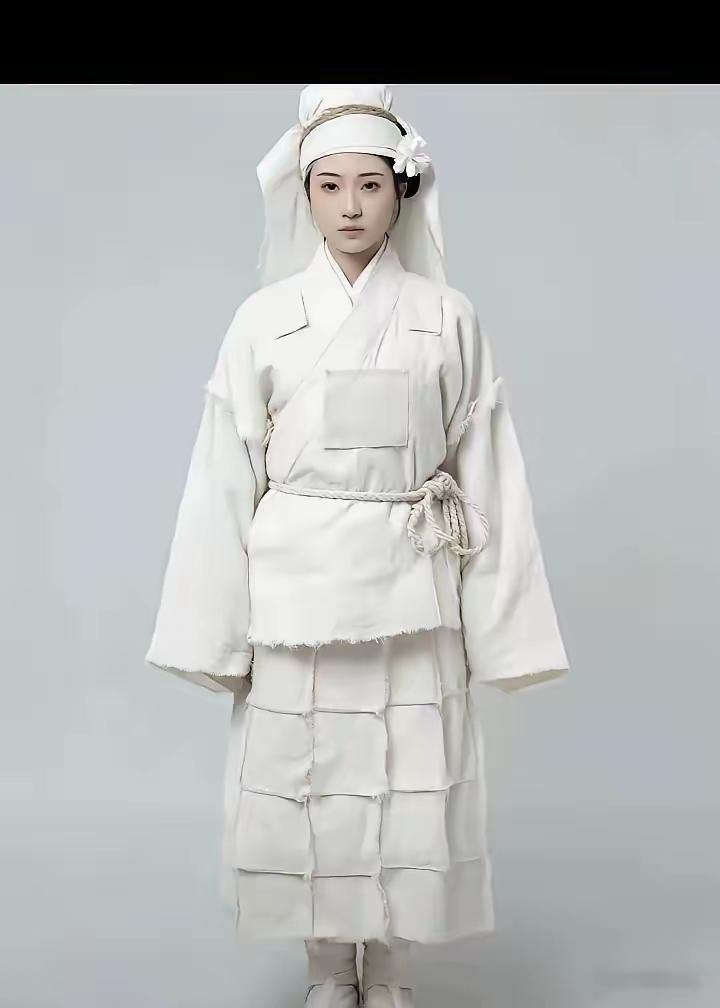 巴黎世家新款?最近网上出了一款全白色衣服，样式一出全中国人都笑了，这哪是正常人穿