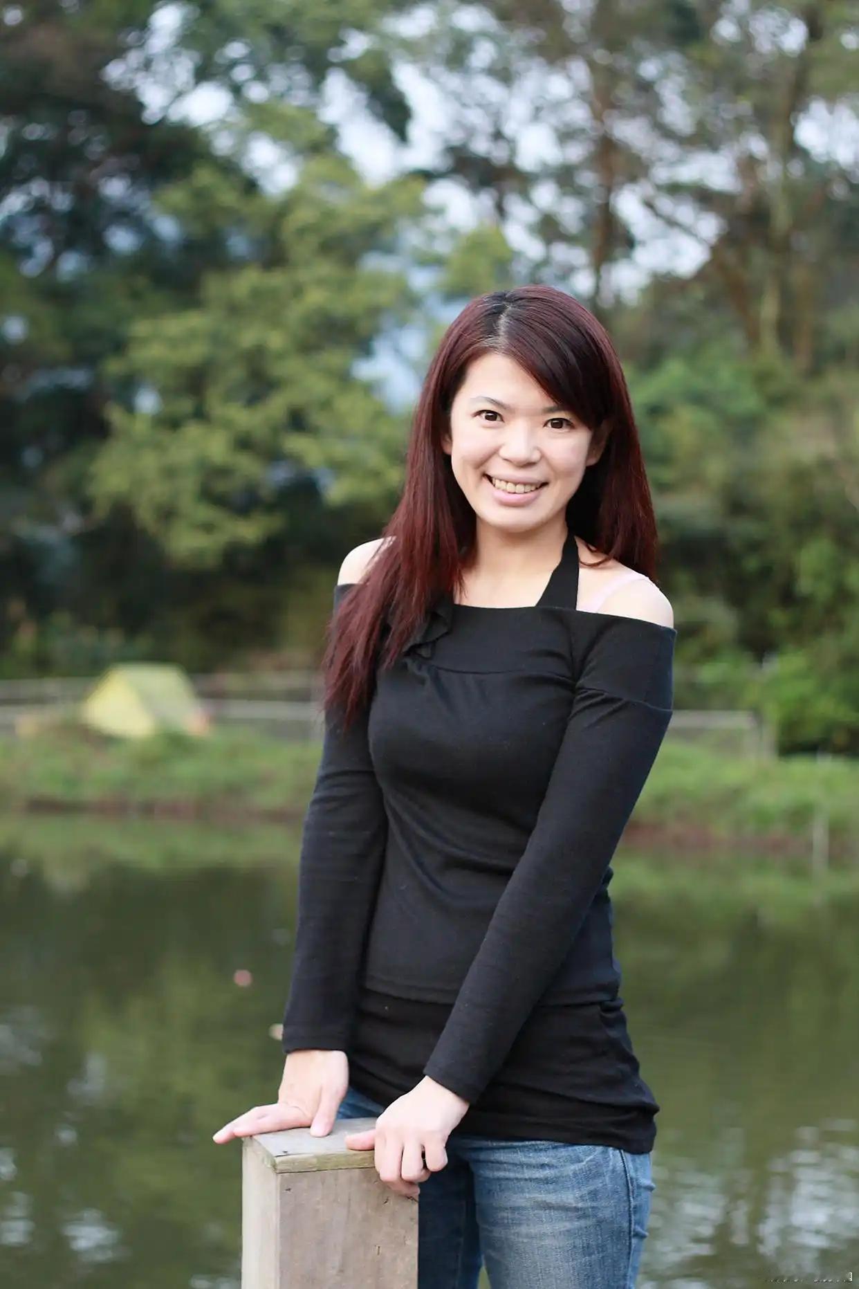 当今社会，二婚女也很受欢迎。
  三十年前，二婚女人在农村是受到“歧视”的。一般