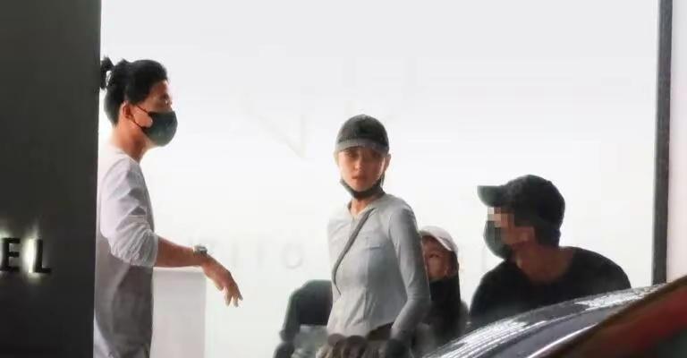 #何超莲陪窦骁医院就诊##何超莲陪窦骁台湾就医# 夫妻俩感情很好啊 ​​​