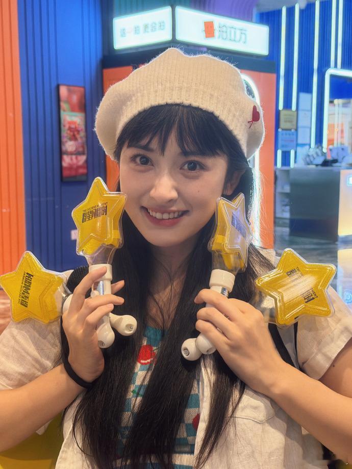 沈月全身散发着自由感  沈月拍照我将逐帧学习 胶片质感纪实拍照范本，动作自然不做