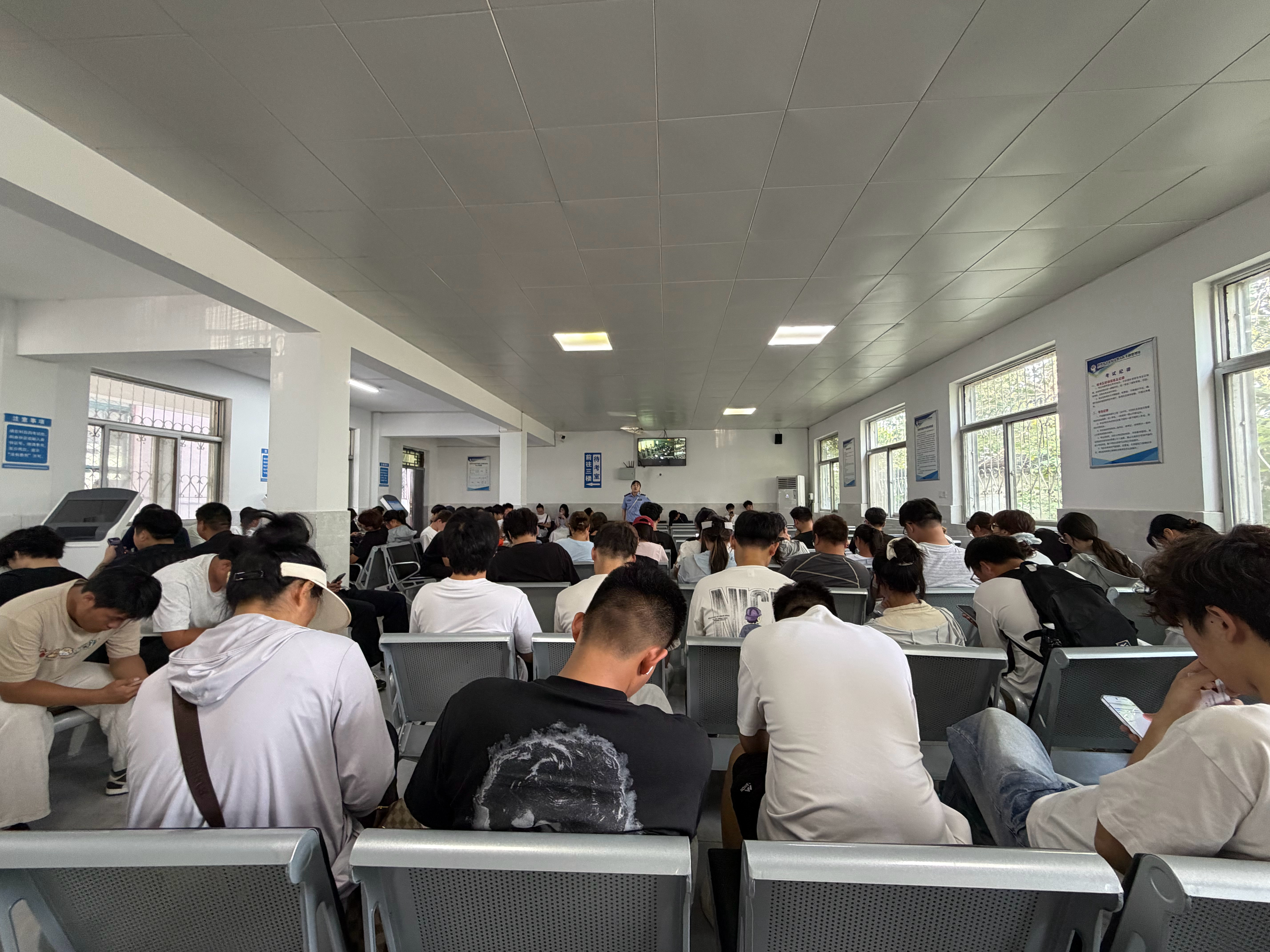 里面的工作人员对我说，家长请去外面等.... 