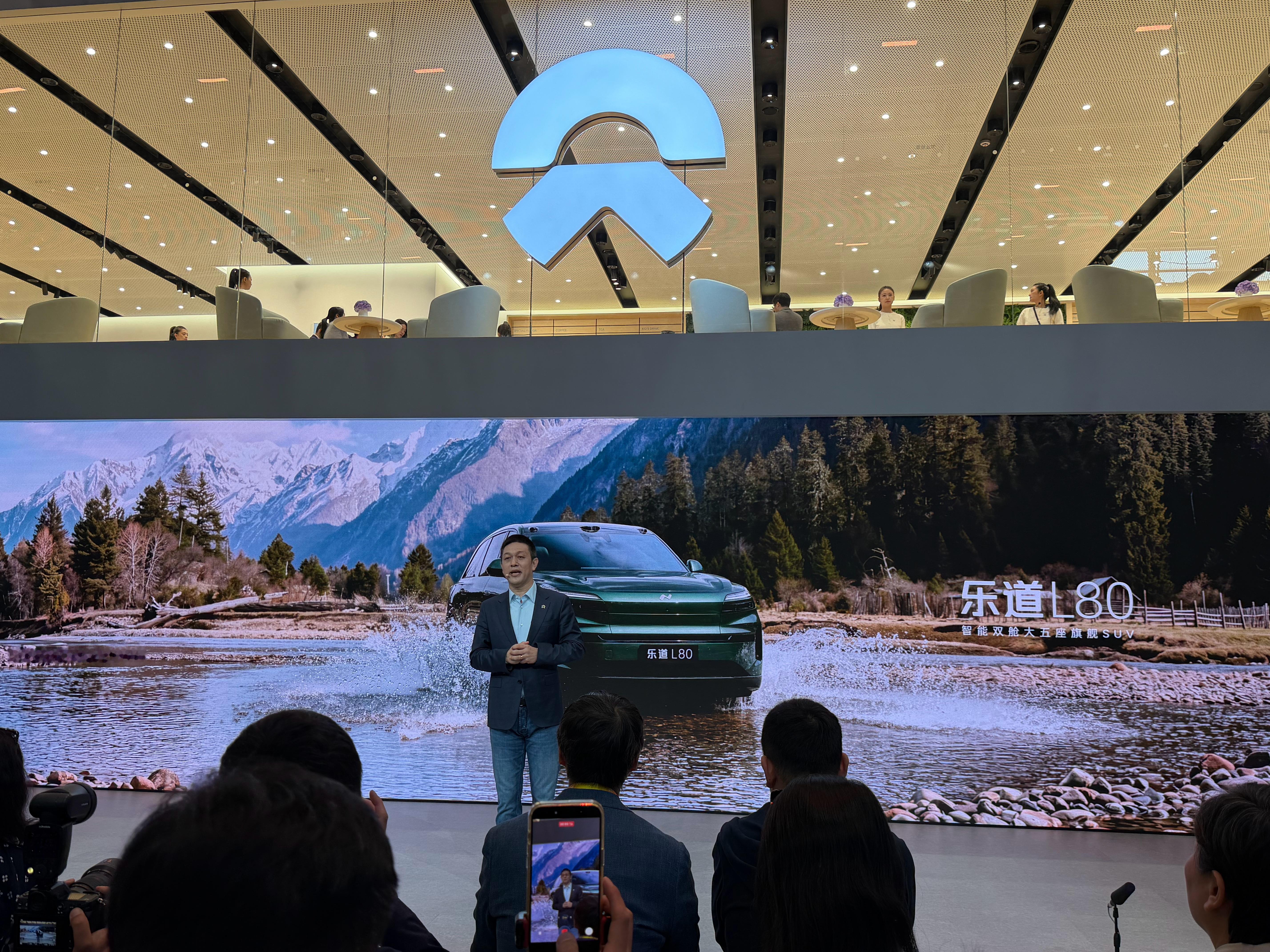 北京车展上，李斌再次官宣，乐道L80，这是一款主打“双舱大五座”的SUV，L80