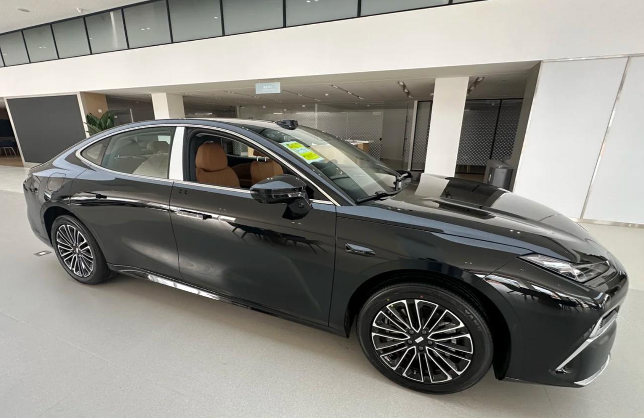 这是15万以内“最帅”的轿车吗？体验怎么样吉利银河星耀8,的外观看上去不错，配置