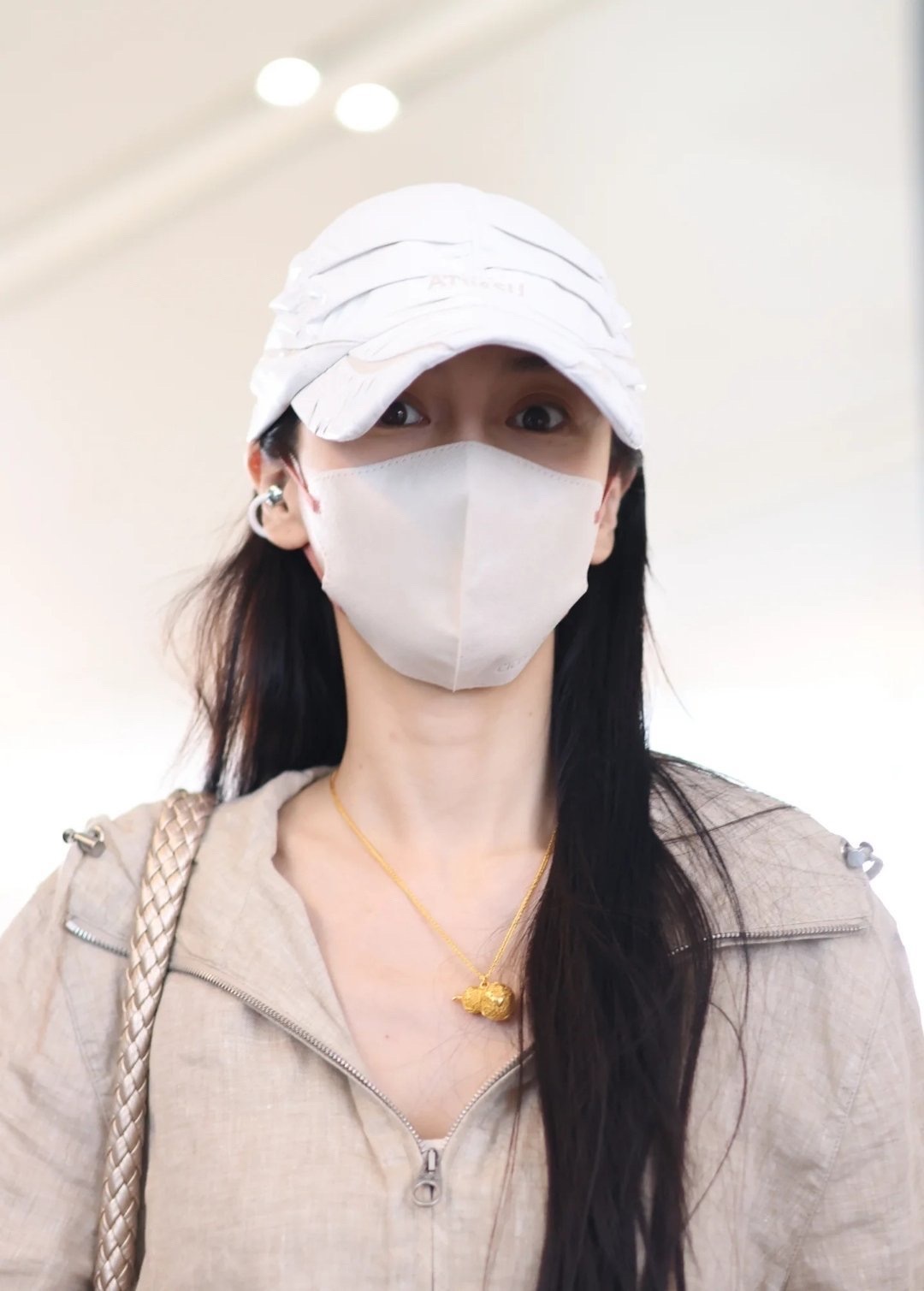 久违的机场图，Angelababy今日上海机场出发北京，参加好朋友品牌服装大秀，