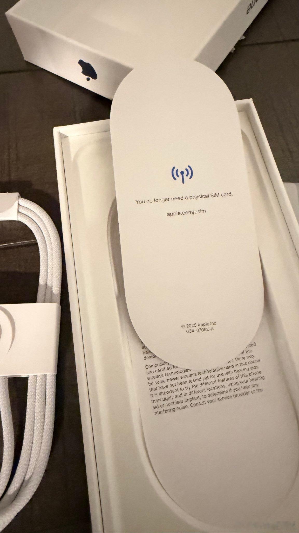 冷知识：现在美版iPhone包装里甚至连取卡针都没有，包装上写着“你不再需要物理