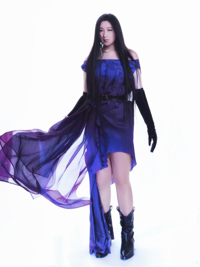 歌手直播锤娜丽莎造型 百变大咖秀单依纯歌手2026既能玩转百变模仿，也能驾驭歌手