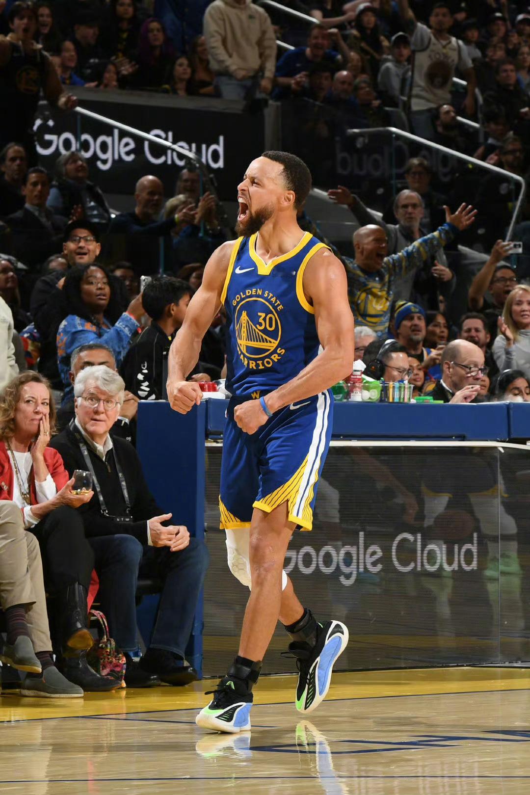 库里今天比赛时上脚adidas AE2 