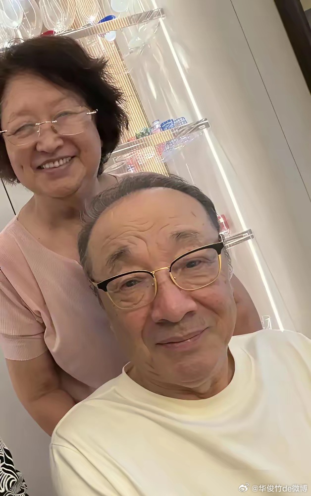 黄晓明晒了一张搂着爸妈吃饭的合照，结果几百万双眼睛全死死盯上了他身后的墙。 放大
