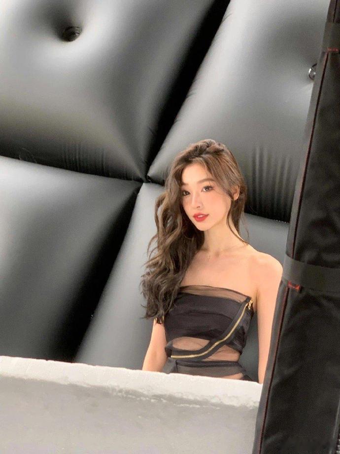 易梦玲把自己变成了二次元美貌，整张脸好像画皮一样 