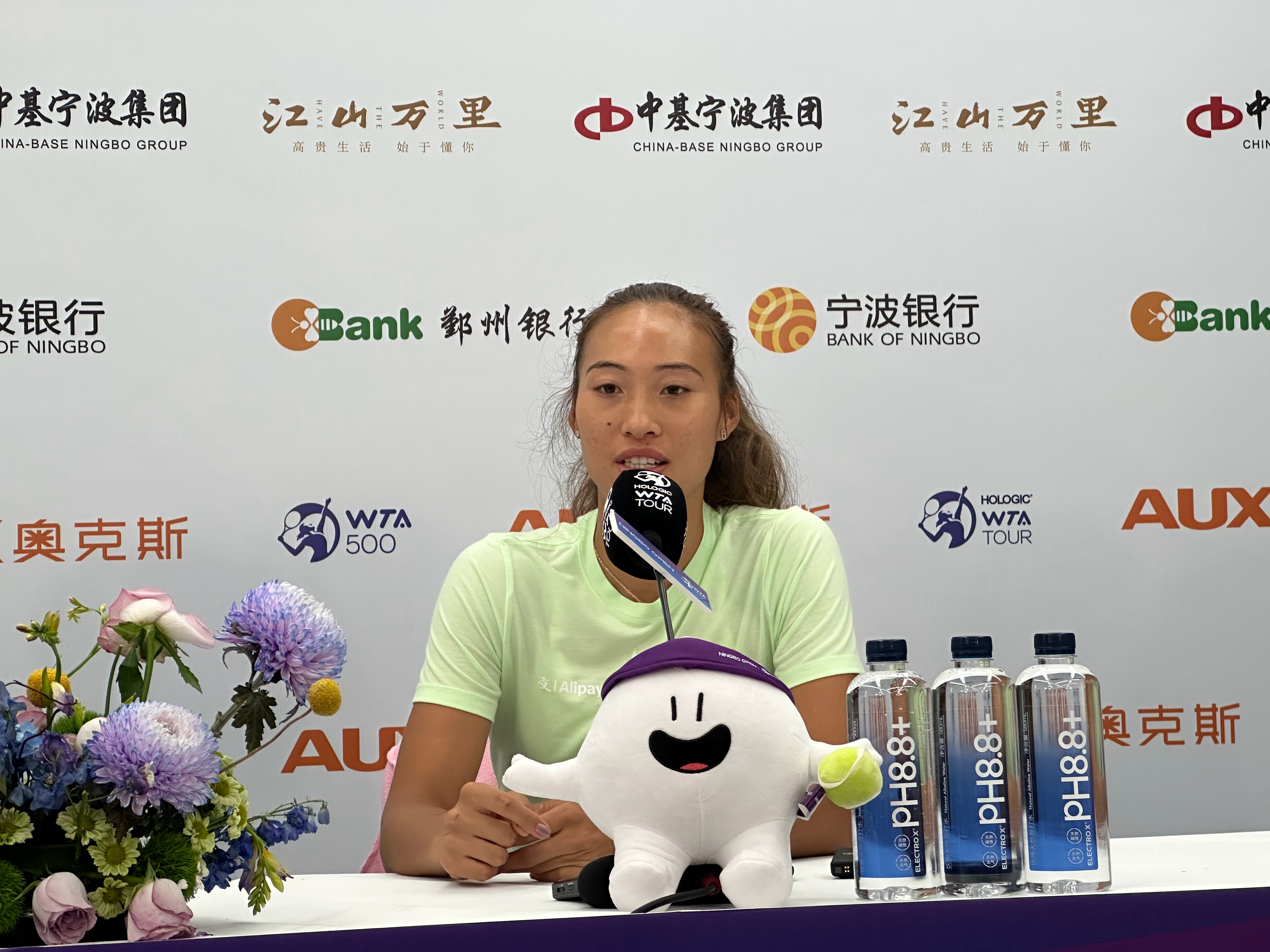 #郑钦文退出宁波赛# 郑钦文在宁波召开发布会，确认由于连续征战中网和武网，自己左