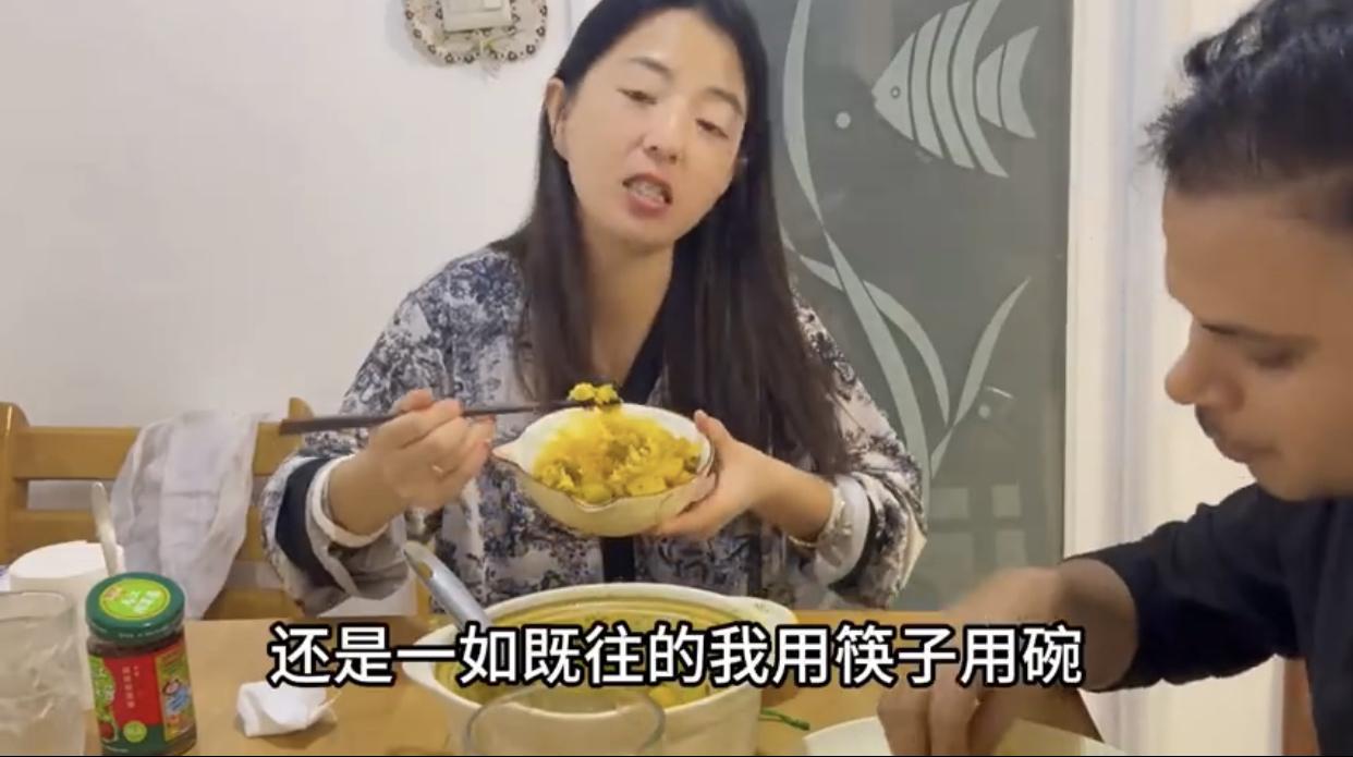 嫁给印度男子的中国东北女子丹丹和她的印度老公一起居住在中国，并在河北保定开了印度