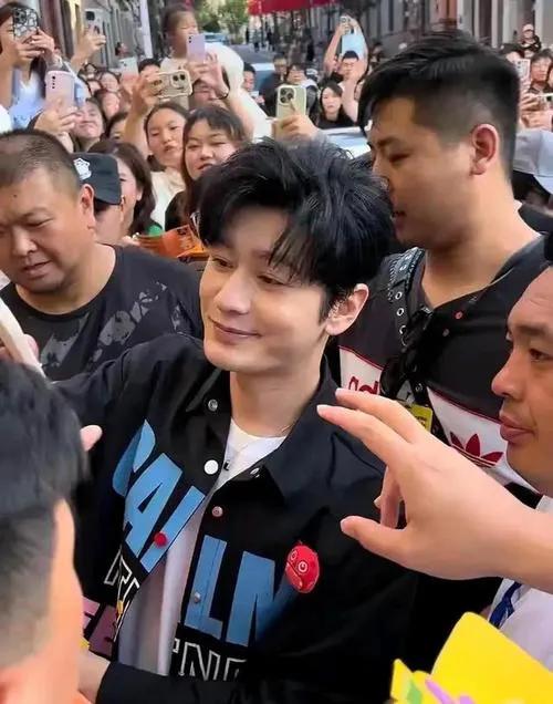 黄晓明回到老家青岛，跟个老熟人一样，这哪是喜剧节，简直就是他的个人专场！
本人个