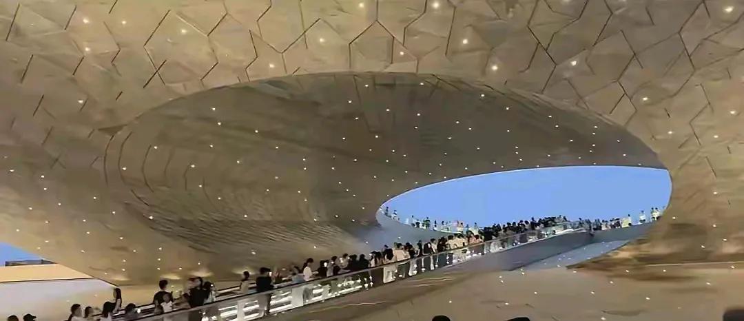 网上看到两张照片，应该是新建的地标性建筑吧。从照片上看不出实用性在哪里，是单纯的