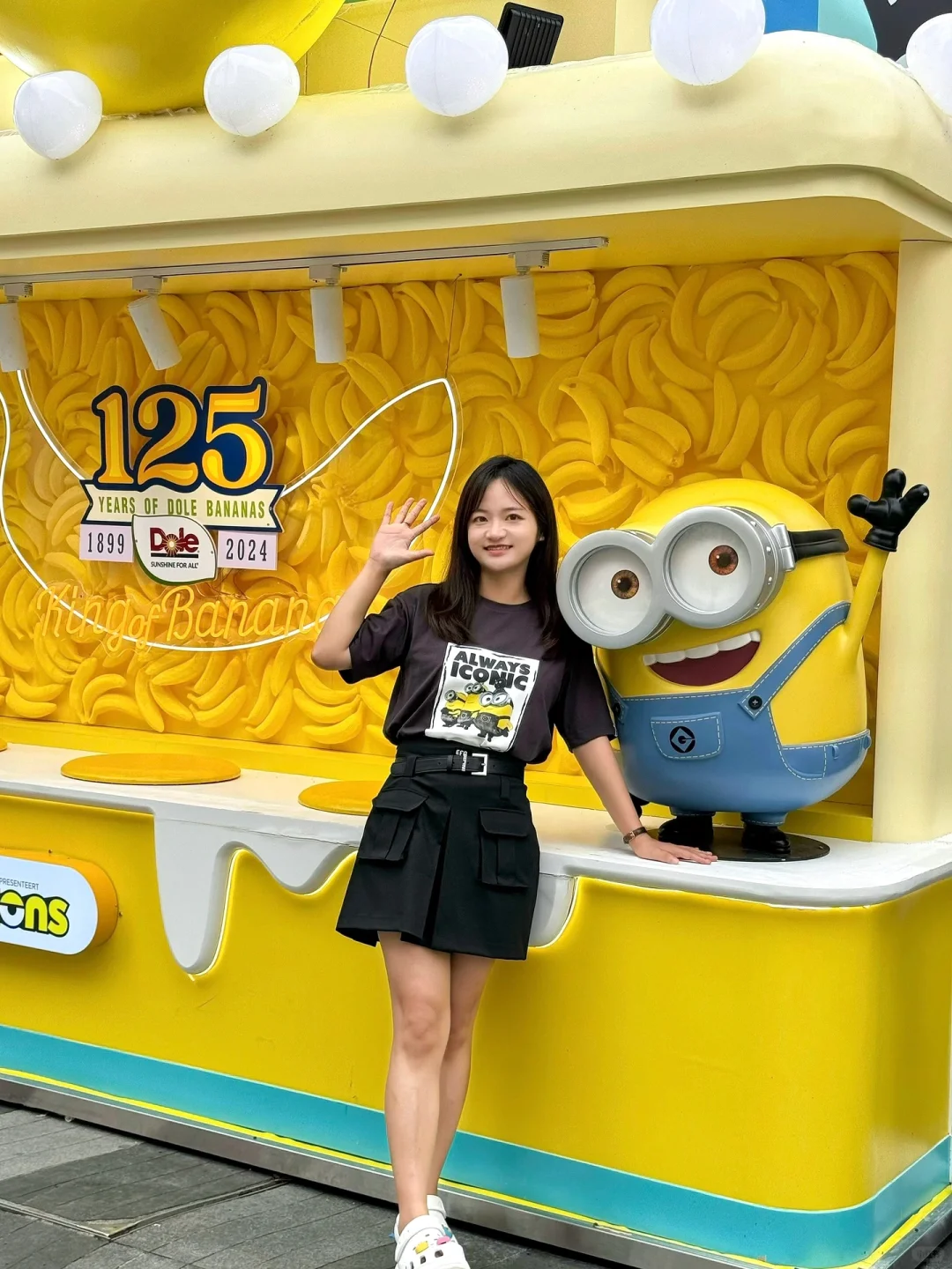 在杭州西湖边和小黄人合影啦！！！🍌🍌🍌