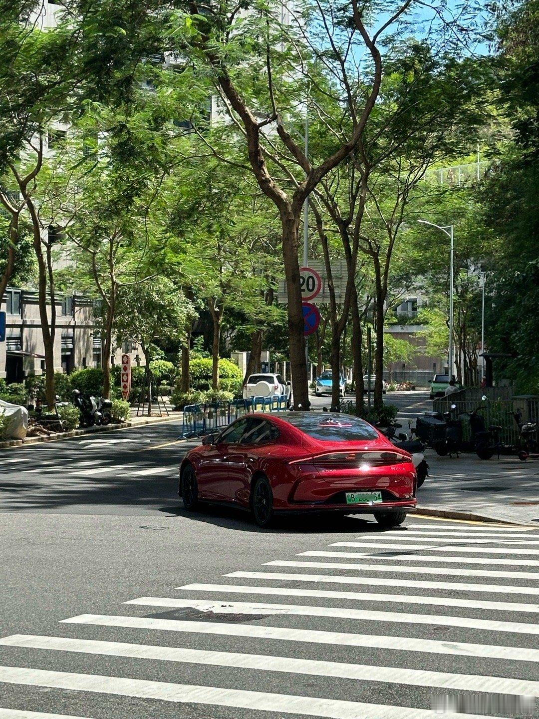 今天跟车车搭配一下[锦鲤附体]全新智己l6 ​​​