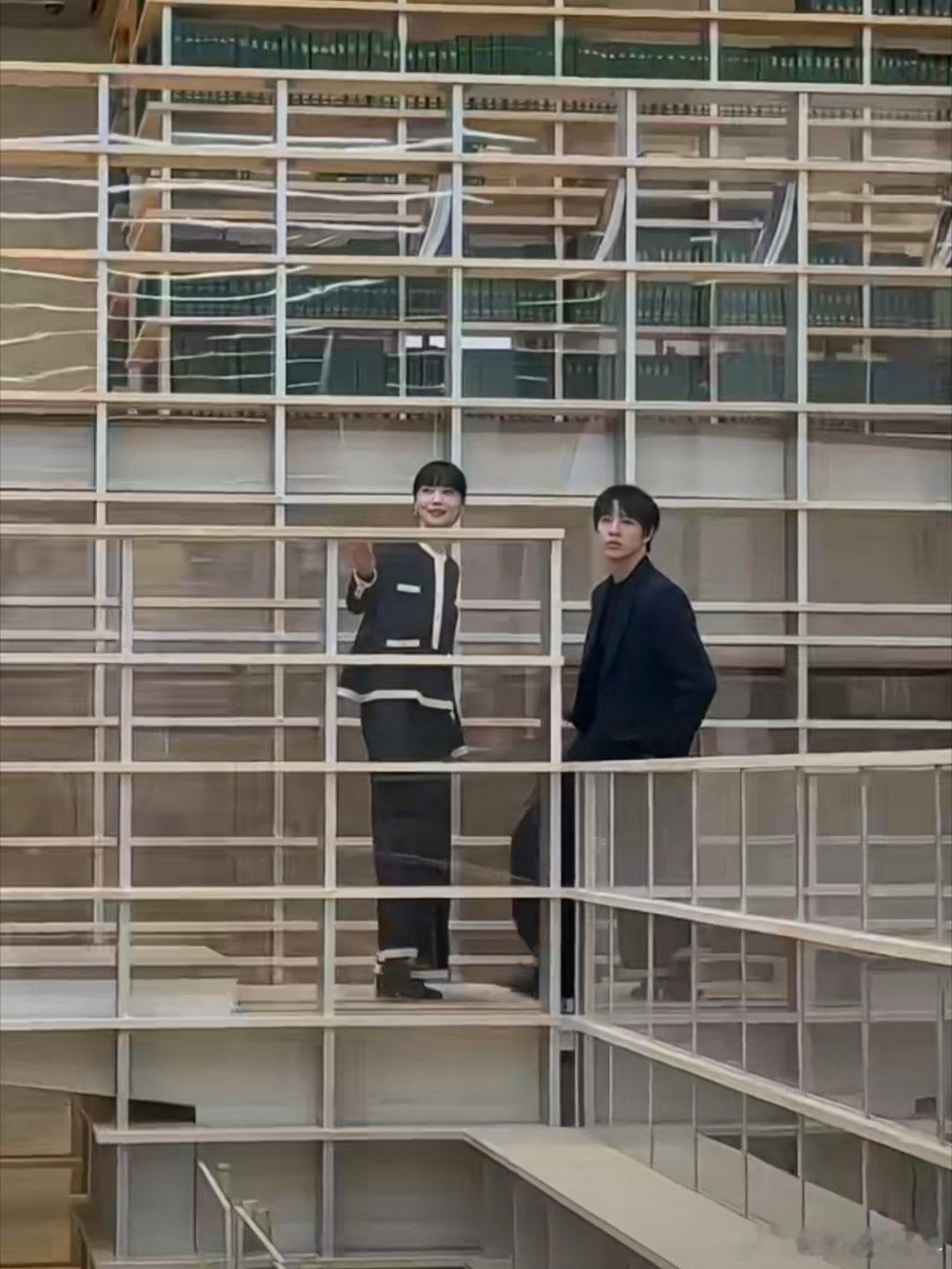 尹昉和吴孟珂被偶遇逛艺术博物馆，这俩人站在那里就是艺术啊，吴孟珂真的好有艺术气质