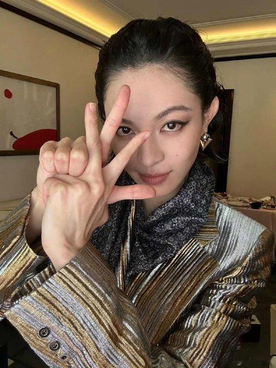 钟楚曦第十二次亮相lv大秀钟楚曦第12次亮相lv大秀 钟楚曦第十二次亮相lv大秀