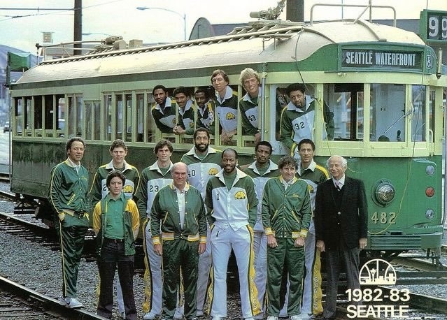 篮天下 1982-83赛季的西雅图超音速队合影，绿卡配色~💚 Image vi