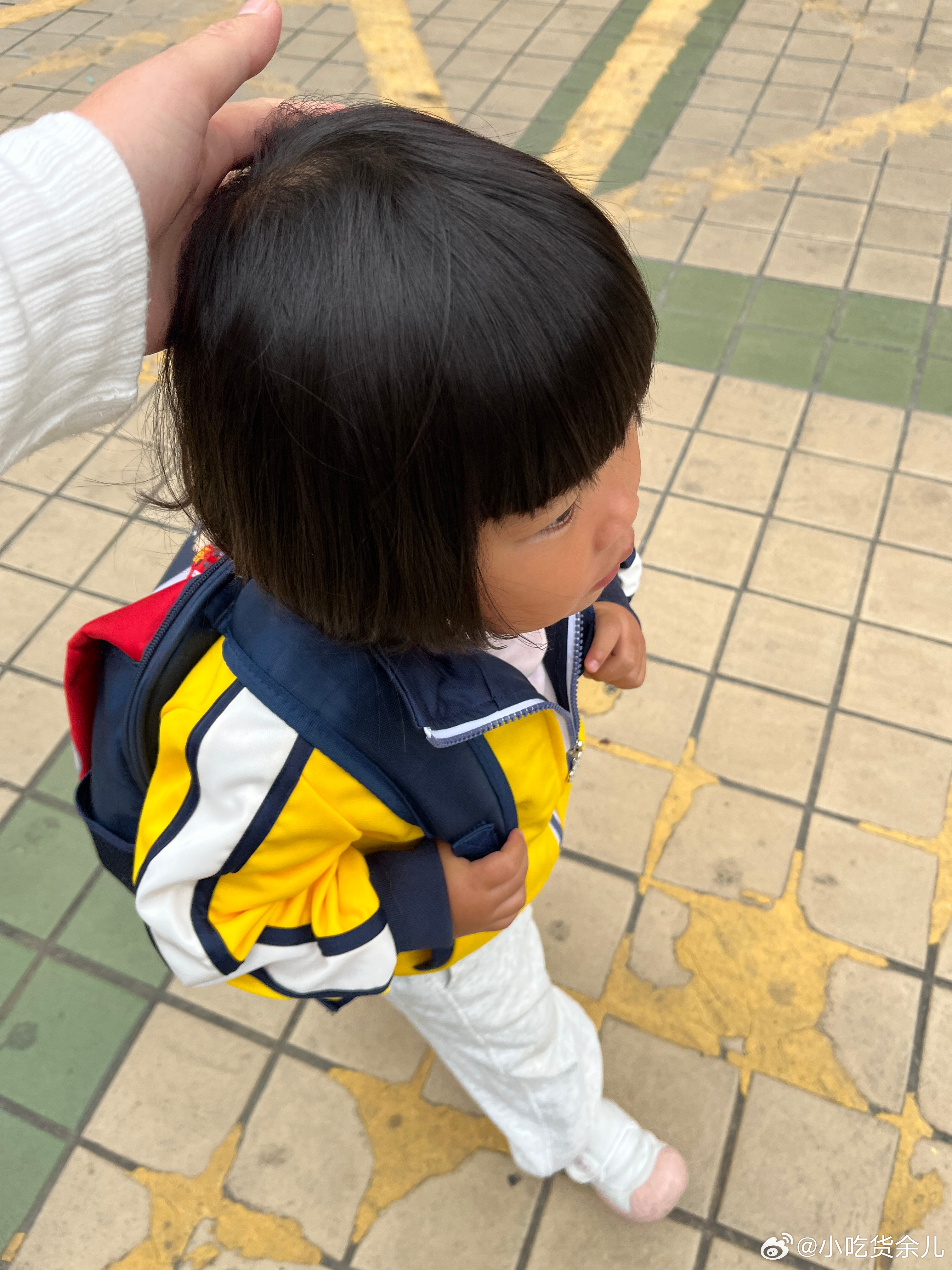 一早上起来降温了，昨晚还穿短袖，开风扇。柠宝还说要把买的新衣服全部带去学校，我说