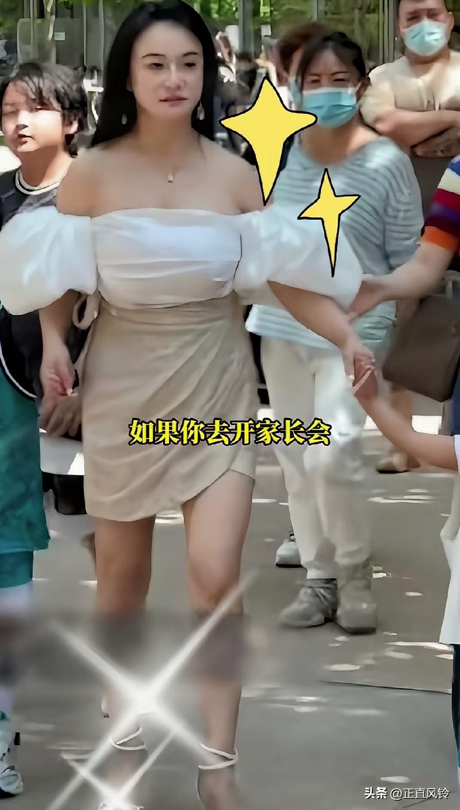 她这是要去学校干啥呢?
她这不是炸街，是要炸校啊！
应该是走错片场了…
她的穿着