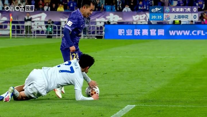 主裁判看不见，var也没有提示？球迷：这球没法看了！

津门虎主场迎战申花，两队