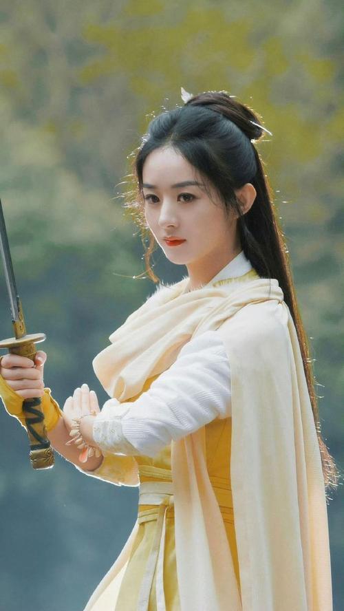 赵丽颖在2025年古装剧《逍遥》中客串反派“碎梦仙君”，一袭白衣清冷出尘，眉眼间