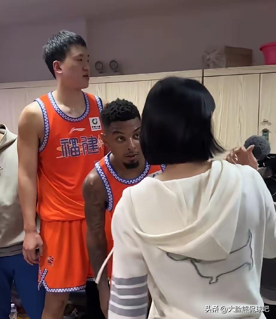 皮特森不仅打球好。人还挺可爱，[大笑][大笑]，昨晚拿下北京回到更衣室，美女老板