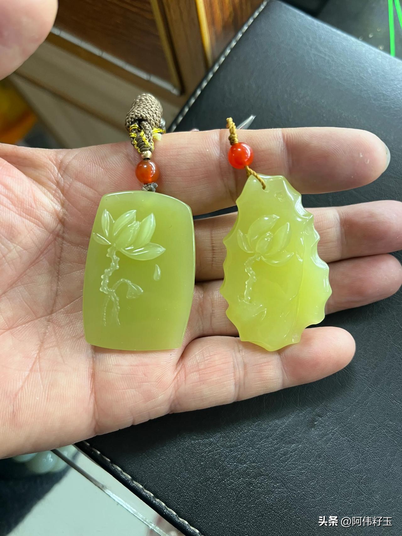 这块新疆若羌料和田玉挂件有以下优点：

质地细腻，结构紧密，油性佳，触手滑润，光
