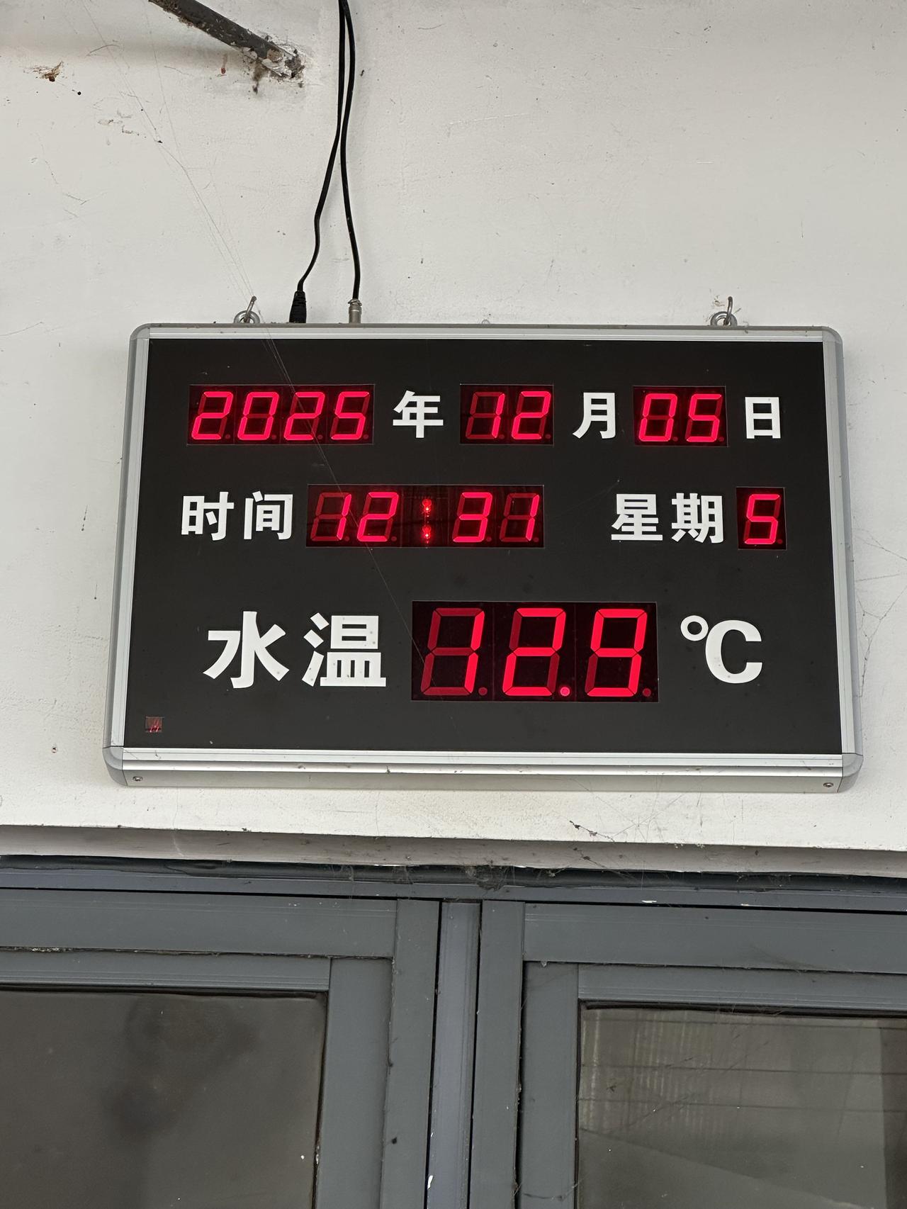 周五冬泳打卡｜出差前的400米“速刷”

今天周五，气温水温基本没有变化，水温比