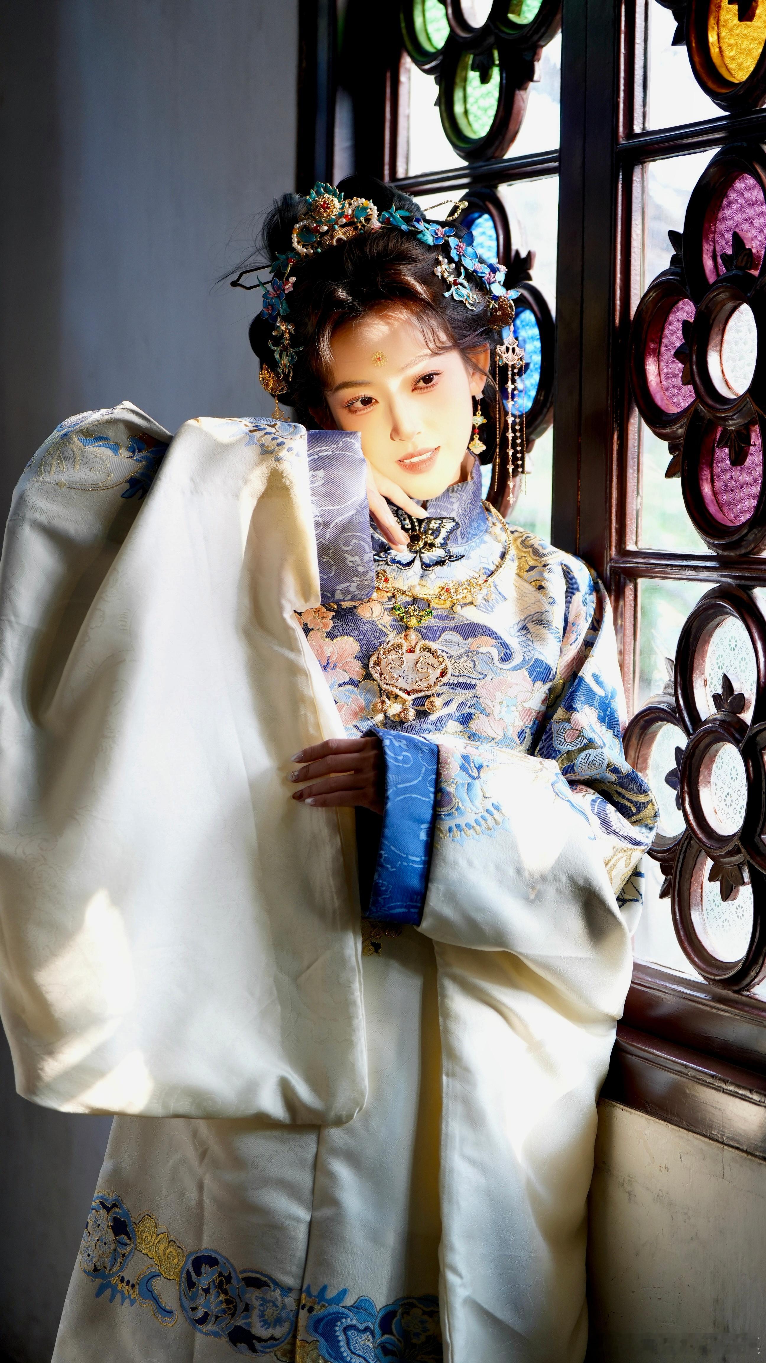 一襲明制华服，半面温婉笑意，是刻在东方骨血里的雍容与雅致。苏州园林约拍汉服写真国