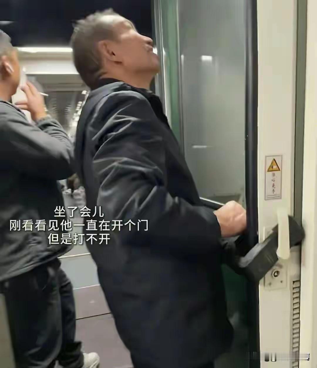 绿皮火车上那些摇摇晃晃的塑料凳，藏着多少打工人的无奈？有位大叔背着比人还高的行李