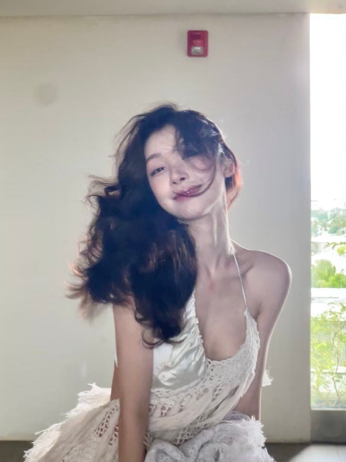 易梦玲蔷薇新娘造型亮相 ELLE 出图，蔷薇元素从裙摆延伸至配饰，整体造型连贯且