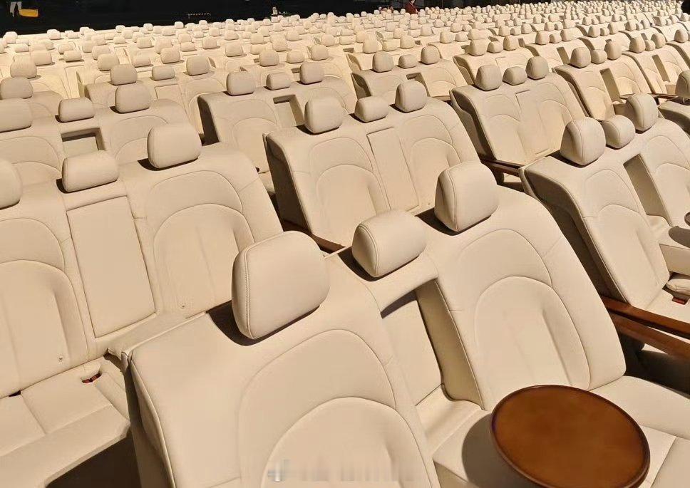 东风日产N6上市发布会座位是大沙发，终于不用听完发布会尾巴骨疼了大v聊车