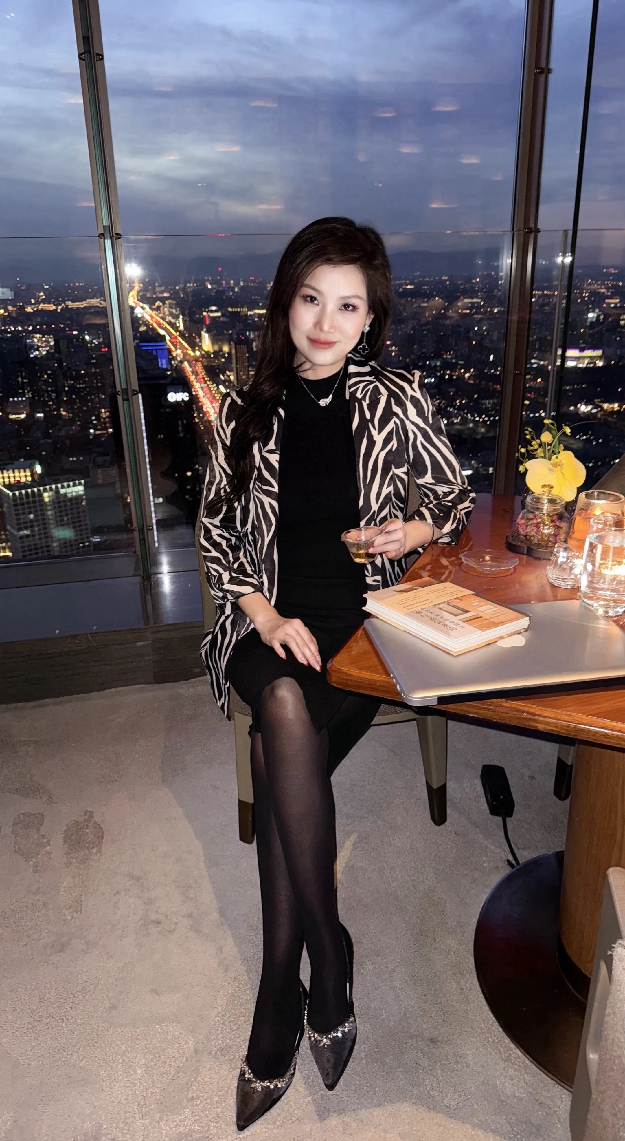 夜色温柔，万事可期。今夜，与都市晚风相拥 晚风很软，城市灯火阑珊 暂时...