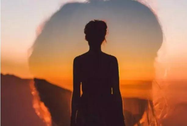 人养房子三年，房子养人三代
中国人有句话:天大地大不如家里的房子大，房子是什么？