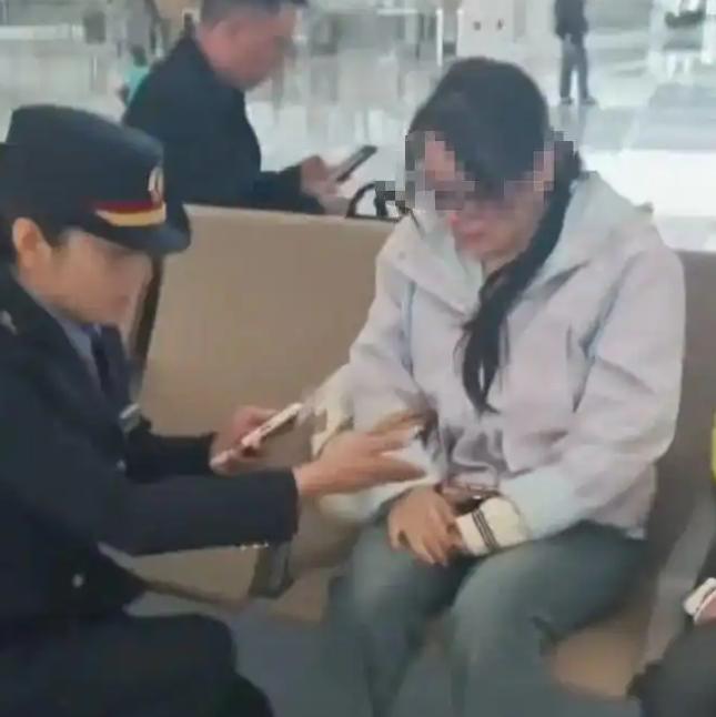 “看哭了！”西安东站上午人来人往，谁都没注意到，一个女孩正坐在椅子上默默掉眼泪，