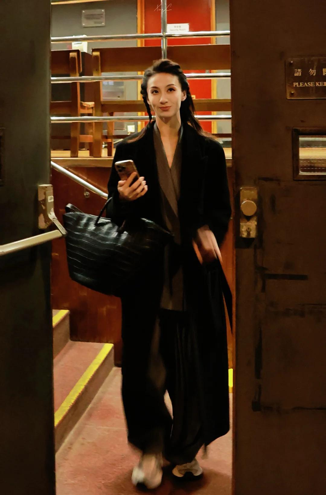 哪个美人下班了？
香港上班2/3
@王金格
下班下班下班
人群中的焦点
时尚穿搭